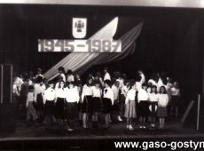 3582.Uroczysta akademia z okazji wyzwolenia Gostynia (26 stycznia 1987 r., Miejsko-Gminny Osrodek Kultury w Gostyniu), koncert w wykonaniu uczniow SP 2