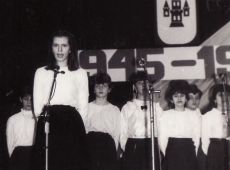 3583.Uroczysta akademia z okazji wyzwolenia Gostynia (26 stycznia 1987 r., Miejsko-Gminny Osrodek Kultury w Gostyniu), koncert w wykonaniu uczniow SP 2