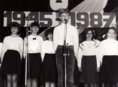 3584.Uroczysta akademia z okazji wyzwolenia Gostynia (26 stycznia 1987 r., Miejsko-Gminny Osrodek Kultury w Gostyniu), koncert w wykonaniu uczniow SP 2