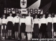 3585.Uroczysta akademia z okazji wyzwolenia Gostynia (26 stycznia 1987 r., Miejsko-Gminny Osrodek Kultury w Gostyniu), koncert w wykonaniu uczniow SP 2