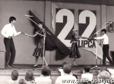 3607.Zespol tanca towarzyskiego Miejsko-Gminnego Osrodka Kultury HUTNIK w Gostyniu na scenie przy Gorze Zamkowej (22 lipca 1987 r.)
