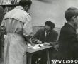 3622.Kiermasz Ksiazki przed Powiatowa i Miejska Biblioteka Publiczna w Gostyniu (6 maja 1973 r.)-ksiazki podpisuje Jerzy Korczak