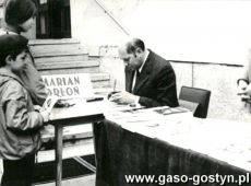 3625.Kiermasz Ksiazki przed Powiatowa i Miejska Biblioteka Publiczna w Gostyniu (6 maja 1973 r.)-ksiazki podpisuje Marian Orlon