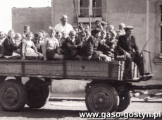 3626.Uczniowie Szkoly Podstawowej nr 2 w Gostyniu w drodze na wycieczke do lasu (1958 r.)