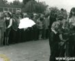 3638. Inauguracja nowego roku szkolnego w Szkole Podstawowej w Kunowie (1974 r.)-dyrektor przyjmuje pierwszoklasistow w poczet uczniow szkoly