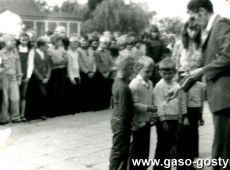 3639. Inauguracja nowego roku szkolnego w Szkole Podstawowej w Kunowie (1974 r.)-dyrektor przyjmuje pierwszoklasistow w poczet uczniow szkoly