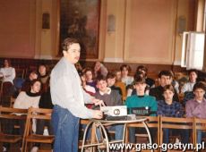 3662.Spotkanie mlodziezowych organizatorow sportu z doktorem Zbigniewem Kulakiem, na ktorym omowiono sposoby udzielania pierwszej pomocy (aula Liceum Ogolnoksztalcacego w Gostyniu, 1992 r.)