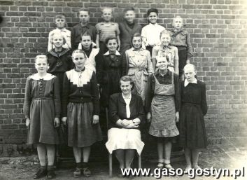 367. Uczniowie klasy VI Szkoly Podstawowej w Sikorzynie (1955r.) z wychowawczynia Jadwiga Kozlowska.