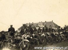 367.Motocyklisci na parkingu przed kosciolem ksiezy filipinow na Swietej Gorze w Gostyniu (18 maja 1947 r.)