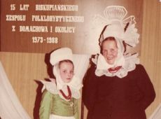 3671.Biskupianki na jubileuszu 15-lecia Biskupianskiego Zespolu Folklorystycznego z Domachowa i Okolicy (1988 r.)