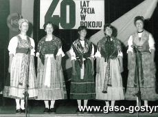 3686.Wystep zespolu folklorystycznego z Suhl (NRD) w Miejsko-Gminnym Osrodku Kultury HUTNIK w Gostyniu (1985 r.)