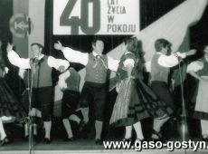 3687.Wystep zespolu folklorystycznego z Suhl (NRD) w Miejsko-Gminnym Osrodku Kultury HUTNIK w Gostyniu (1985 r.)