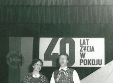 3689.Wystep zespolu folklorystycznego z Suhl (NRD) w Miejsko-Gminnym Osrodku Kultury HUTNIK w Gostyniu (1985 r.)