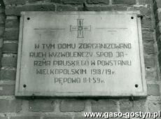 3701.11 stycznia 1959 roku na scianie domu parafialnego przy ulicy Powstancow Wlkp. w Pepowie odslonieto tablice marmurowa ozdobiona krzyzem powstanczym upamietniajaca zorganizowanie w tym domu oddzialu powstanczego