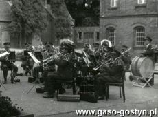 3707.Koncert Orkiestry Detej gostynskiej Cukrowni na dziedzincu szpitala w Marysinie (7 sierpnia 1981 r.)