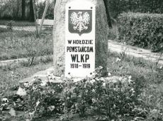 3714.W Poniecu (przed budynkiem posterunku policji) od roku 1966 stoi kamien z tablica, na ktorej wyryto napis W holdzie powstancom wlkp. 1918-1919