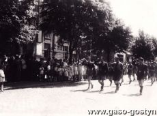 3747.Rynek w Gostyniu - przemarsz harcerzy (koniec lat 50-tych XX wieku)