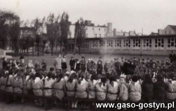 375.Nadanie szczepowi harcerskiemu przy SP 2 w Gostyniu im.Szarych Szeregow (1970r.)