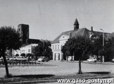 3750.Rynek w Gostyniu (w oddali gostynska fara)