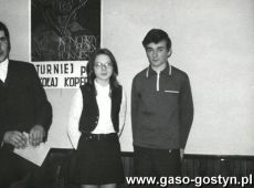 3767.Turniej Czytelniczy pod haslem MIKOLAJ KOPERNIK (PiMBP w Gostyniu (29.04.1973 r.), laureaci konkursu od lewej St.Lorek z Ponieca, U.Zuraszek z Krobi i Jacek Sobkowiak (czytelnik PiMB)