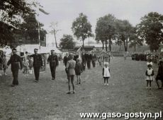 3772.Obchody 25-lecia harcerstwa w Poniecu-wprowadzenie sztandarow po pochodzie i defiladzie na plac sportowy (30-31 sierpnia 1958 r.)