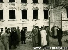 3779.Odbudowa Gimnazjum w Gostyniu po zniszczeniach wojennych, piaty od lewej burmistrz Gostynia Tadeusz Penkalski (1945 r.)