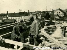 3780.Odbudowa Gimnazjum w Gostyniu po zniszczeniach wojennych, piaty od lewej burmistrz Gostynia Tadeusz Penkalski (1945 r.)