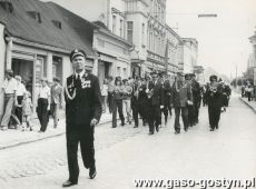 3785.Przemarsz ulica 1 Maja w Gostyniu z okazji 75-lecia OSP Gostyn (24 sierpnia 1974 r.)