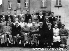 3789.Szkola Podstawowa nr 2 w Gostyniu - grono wychowawcow i absolwentow (1956 r.)