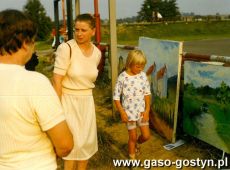 3792.Festyn na rzecz powodzian (Gostyn, 23 sierpnia 1997 r.)-wystawa prac gostynskich plastykow