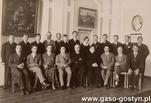 3795.Grono profesorskie i maturzysci Gimnazjum Miejskiego w Gostyniu (1930 r.)