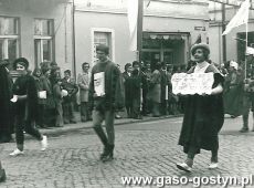 3811.Uczniowie Szkoly Podstawowej nr 2 w pochodzie wiekow z okazji 700-lecia Gostynia (1 maja 1978 r.)