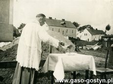 3815.Poswiecenie kamienia wegielnego pod sale gimnastyczna  Gimnazjum Miejskiego w Gostyniu przez ksiedza Nikodema Medlewskiego (18 lipca 1932 r.)