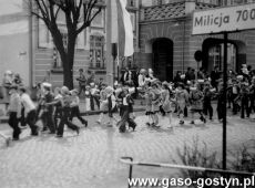 3834.Uczniowie Szkoly Podstawowej nr 1 w Gostyniu w pochodzie 1-majowym (1980 r.).JPG