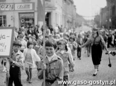 3835.Uczniowie Szkoly Podstawowej nr 1 w Gostyniu w pochodzie 1-majowym (1980 r.).JPG