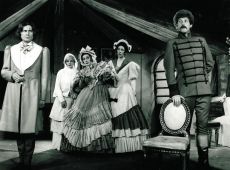 3838.Teatr Panstwowy z Gniezna wystawil w Zakladowym Domu Kultury HUTNIK w Gostyniu sztuke  A.Fredry DWIE BLIZNY (1979 r.)