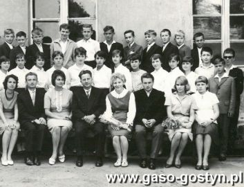 384. Absolwenci ( klasa VIIa) i nauczyciele SP 1 w Gostyniu (1964r.)