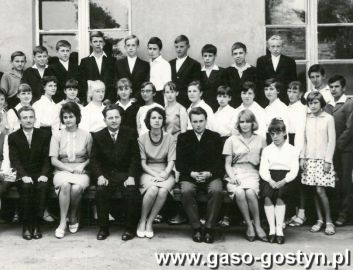 385.Absolwenci ( klasa VIIb) i nauczyciele SP 1 w Gostyniu (1964r.)