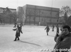 3851.Lodowisko na boisku Szkoly Podstawowej nr 2 w Gostyniu (1983 r.)