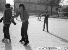 3853.Lodowisko na boisku Szkoly Podstawowej nr 2 w Gostyniu (1983 r.)