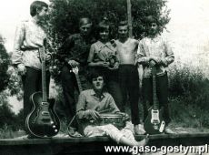 3853.Zespol big-beatowy BISKUPIANIE z  Zakladowego Domu Kultury HUTNIK w Gostyniu w czasie pobytu na wczasach w Karpaczu (1969 r.)