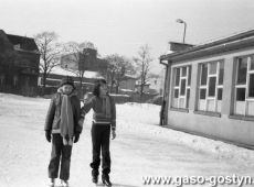 3857.Lodowisko na boisku Szkoly Podstawowej nr 2 w Gostyniu (1983 r.)