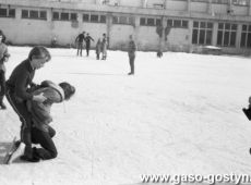 3858.Lodowisko na boisku Szkoly Podstawowej nr 2 w Gostyniu (1983 r.)