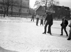 3859.Lodowisko na boisku Szkoly Podstawowej nr 2 w Gostyniu (1983 r.)