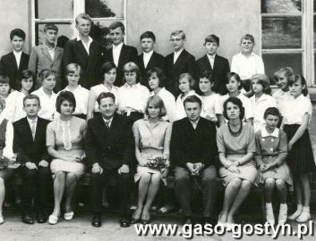 386. Absolwenci ( klasa VIIc) i nauczyciele SP 1 w Gostyniu (1964r.)