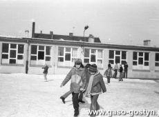 3860.Lodowisko na boisku Szkoly Podstawowej nr 2 w Gostyniu (1983 r.)