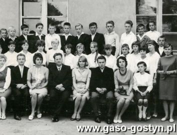 387. Absolwenci ( klasa VIId) i nauczyciele SP 1 w Gostyniu (1964r.)