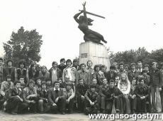 3880.Uczniowie Zasadniczej szkoly Zawodowej z Gostynia na wycieczce w warszawie (1976 r.)