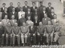 3883.Nauczyciele i absolwenci Zasadniczej Szkoly Zawodowej w Gostyniun (1958 r.)