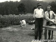 3889.Harcerze z Ponieca na obozie w Czorsztynie, pozegnanie z wlascicielem terenu panem Debskim (1961 r.)